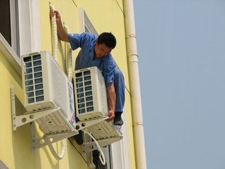 安装工人工伤谁买单 
