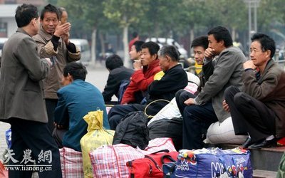 三代农民工的养老期盼80后:上保险能有嘛用?