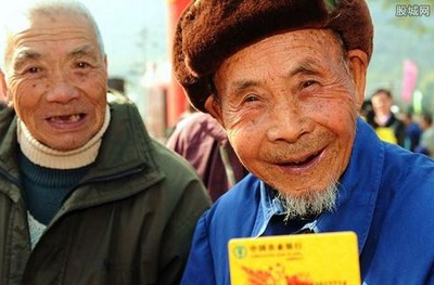 如何办理新农保领取养老保险待遇手续?